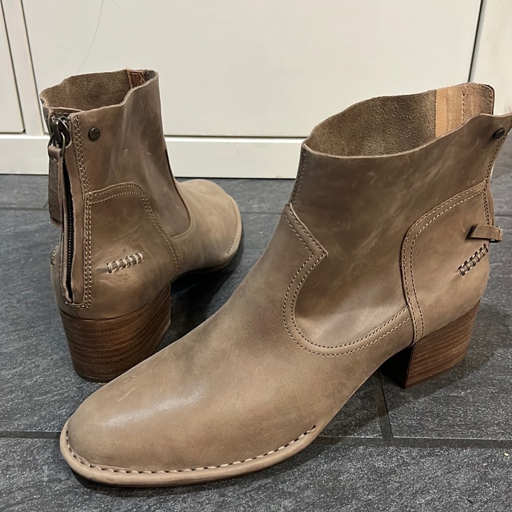 UGG Bandara Suede Ankle Boot (Almost New)